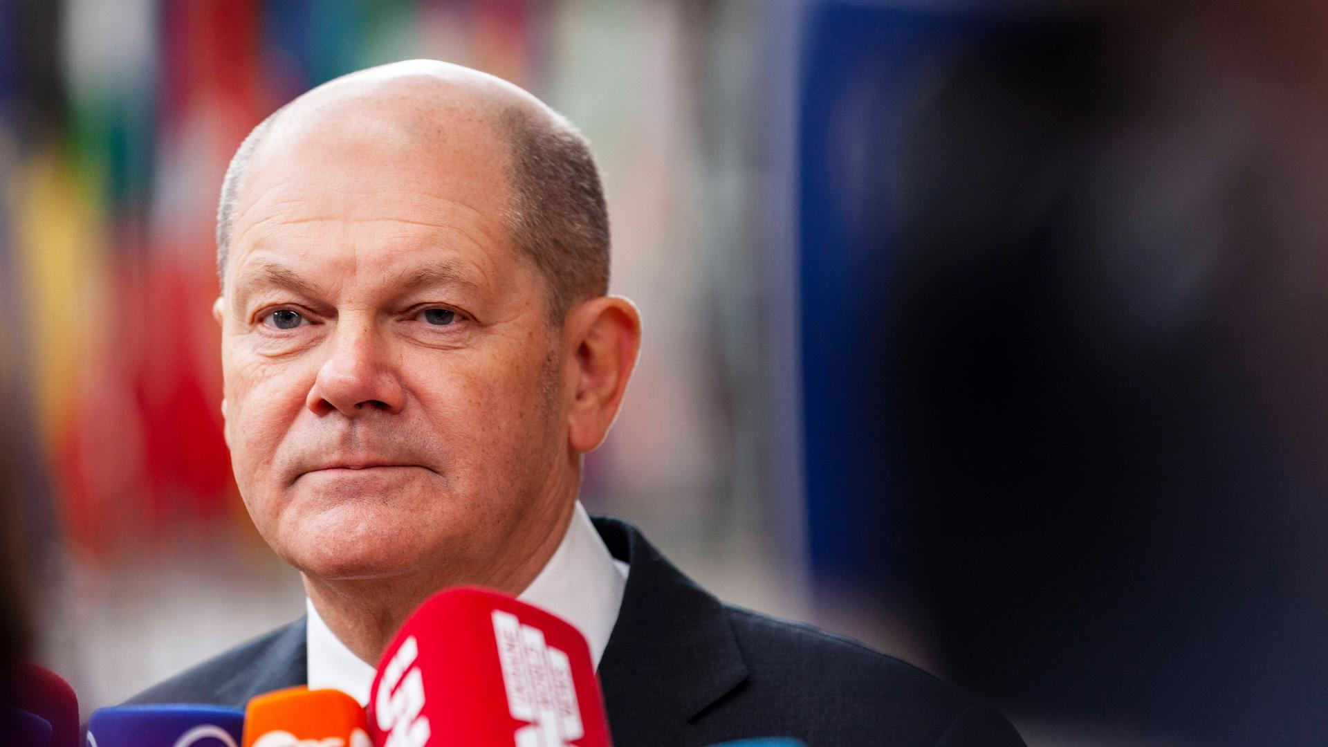 Olaf Scholz bei einem Interview. Olaf Scholz bei einem Interview.