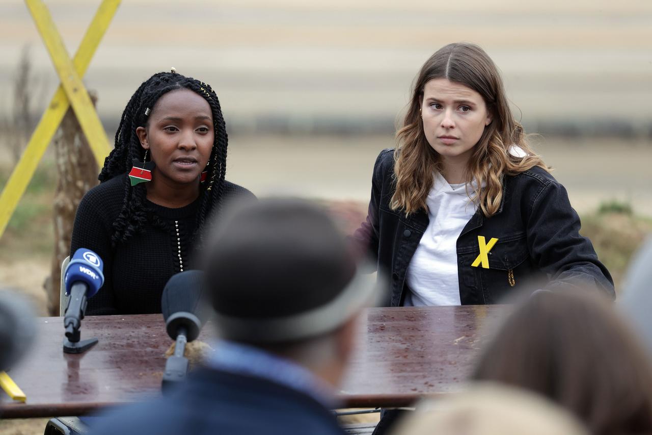 Elizabeth Wathuti (l), Klimaaktivistin aus Kenia, und Klimaaktivistin Luisa Neubauer von Fridays for Future sitzen während eines Pressegesprächs im Dorf Lützerath am Rande des Braunkohle-Tagebaus Garzweiler II von RWE nebeneinander. Elizabeth Wathuti (l), Klimaaktivistin aus Kenia, und Klimaaktivistin Luisa Neubauer von Fridays for Future sitzen während eines Pressegesprächs im Dorf Lützerath am Rande des Braunkohle-Tagebaus Garzweiler II von RWE nebeneinander.