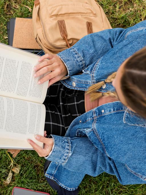 Frau im Park liest in einem Buch