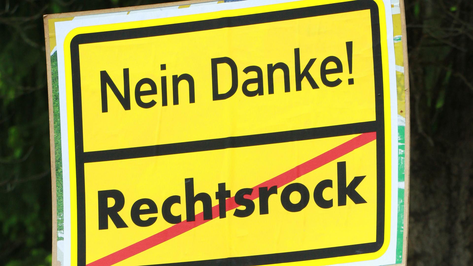 Ein selbstgemachtes Schild mit der Aufschrift "Nein Danke Rechtsrock". Ein selbstgemachtes Schild mit der Aufschrift "Nein Danke Rechtsrock".