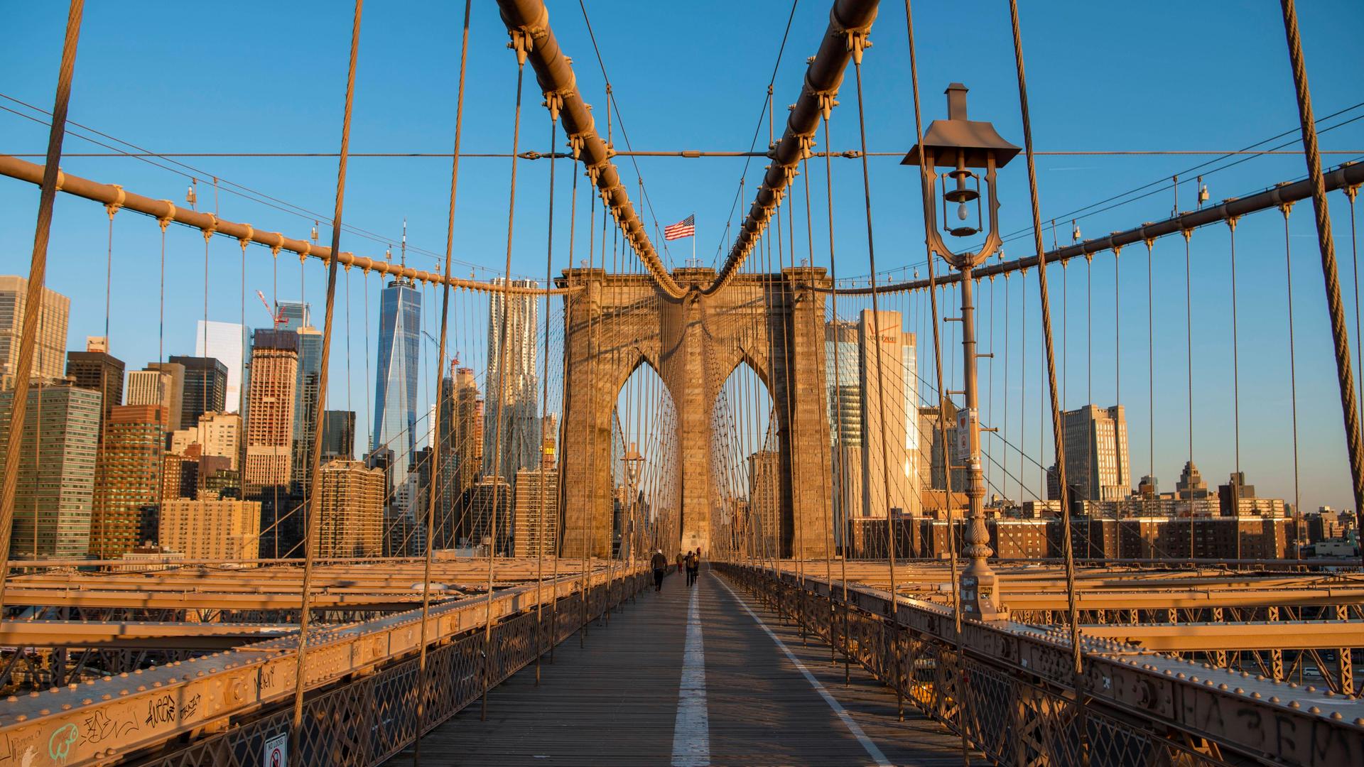 Die Brooklyn Bridge bei Sonnenaufgang, New York City, USA. Die Brooklyn Bridge bei Sonnenaufgang, New York City, USA.