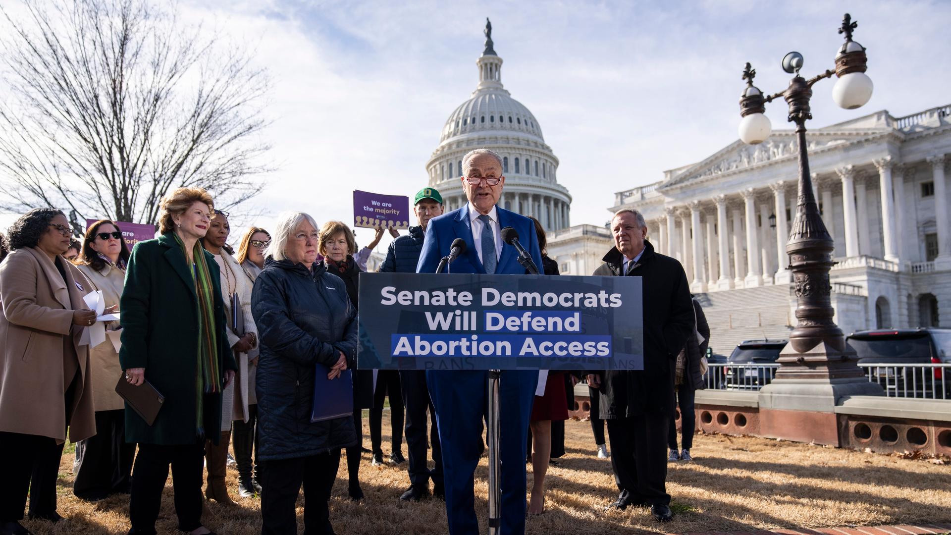 Der demokratische Senatsmehrheitsführer Chuck Schumer steht in einer Gruppe Menschen hinter einem Rednerpult vor dem US Kongress. Vor ihm steht ein Schild: "Senate Democrats will defend abortion access."
Der demokratische Senatsmehrheitsführer Chuck Schumer steht in einer Gruppe Menschen hinter einem Rednerpult vor dem US Kongress. Vor ihm steht ein Schild: "Senate Democrats will defend abortion access."