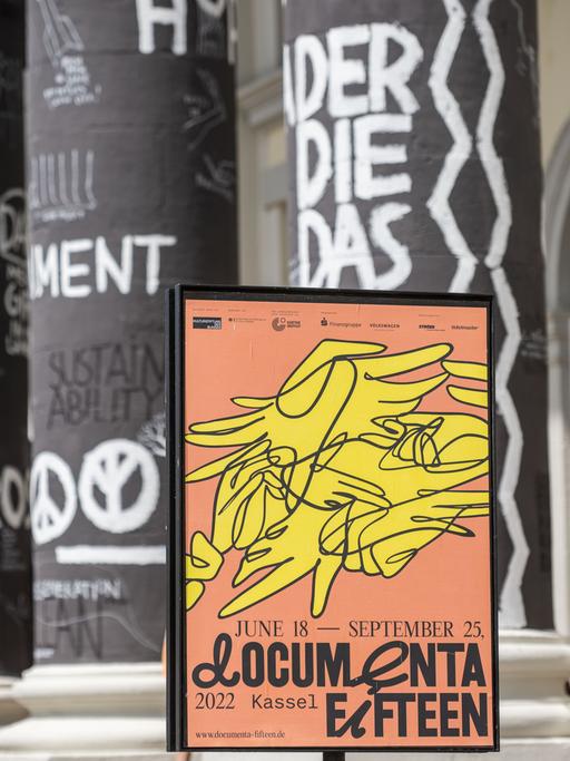 Vor dem Fridericianum in Kassel hängt ein Poster von der letzten Documenta 15.