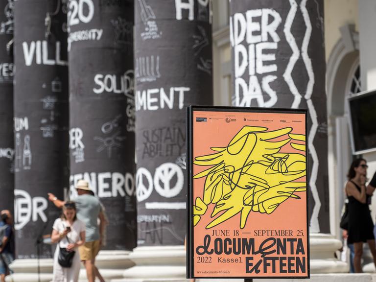 Vor dem Fridericianum in Kassel hängt ein Poster von der letzten Documenta 15.