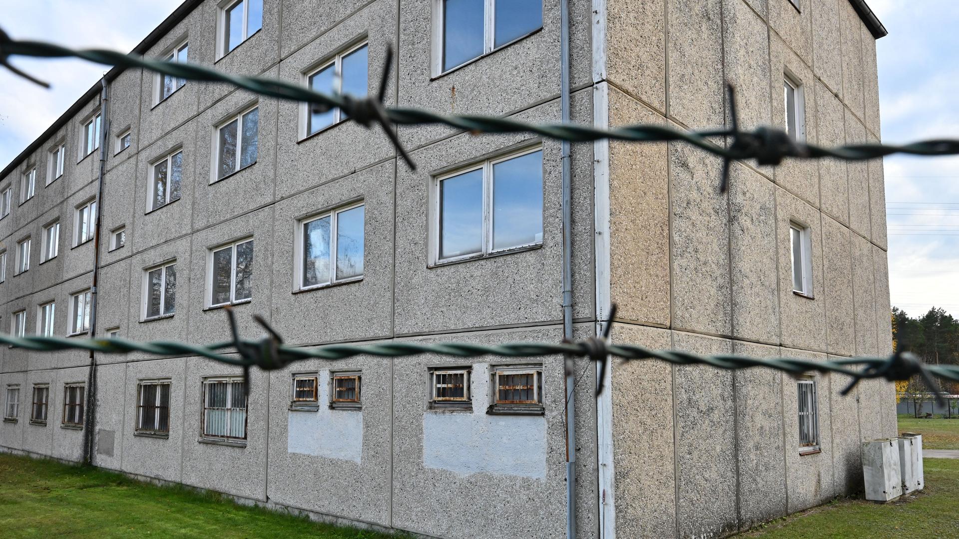 Stacheldraht ist vor einem Plattenbau in Schwedt (Brandenburg) zu sehen, das zu DDR-Zeiten als NVA-Militärgefängnis genutzt wurde Stacheldraht ist vor einem Plattenbau in Schwedt (Brandenburg) zu sehen, das zu DDR-Zeiten als NVA-Militärgefängnis genutzt wurde