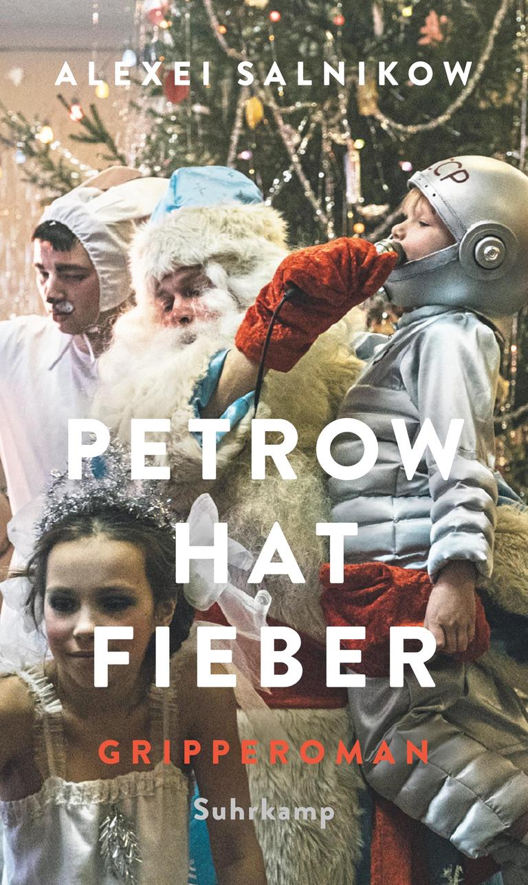 Das Cover des Romans von Alexei Salnikow, "Petrow hat Fieber". Es zeigt eine lebhafte Szene vor einem Weihnachtsbaum. Im Vordergrund rechts wird ein Kind im Astronautenkostüm von einem Mann im Weihnachsmannkostüm hochgehalten, im Vordergrund links ein Mädchen in weißem Kleid und mit silbernem Haarschmuck. Links hinter der Person im Weihnachtsmannkostüm steht ein weiterer Mann, der eine Mütze aufhat, an die hasenohrartige Applikationen angebracht sind. Das Cover des Romans von Alexei Salnikow, "Petrow hat Fieber". Es zeigt eine lebhafte Szene vor einem Weihnachtsbaum. Im Vordergrund rechts wird ein Kind im Astronautenkostüm von einem Mann im Weihnachsmannkostüm hochgehalten, im Vordergrund links ein Mädchen in weißem Kleid und mit silbernem Haarschmuck. Links hinter der Person im Weihnachtsmannkostüm steht ein weiterer Mann, der eine Mütze aufhat, an die hasenohrartige Applikationen angebracht sind.