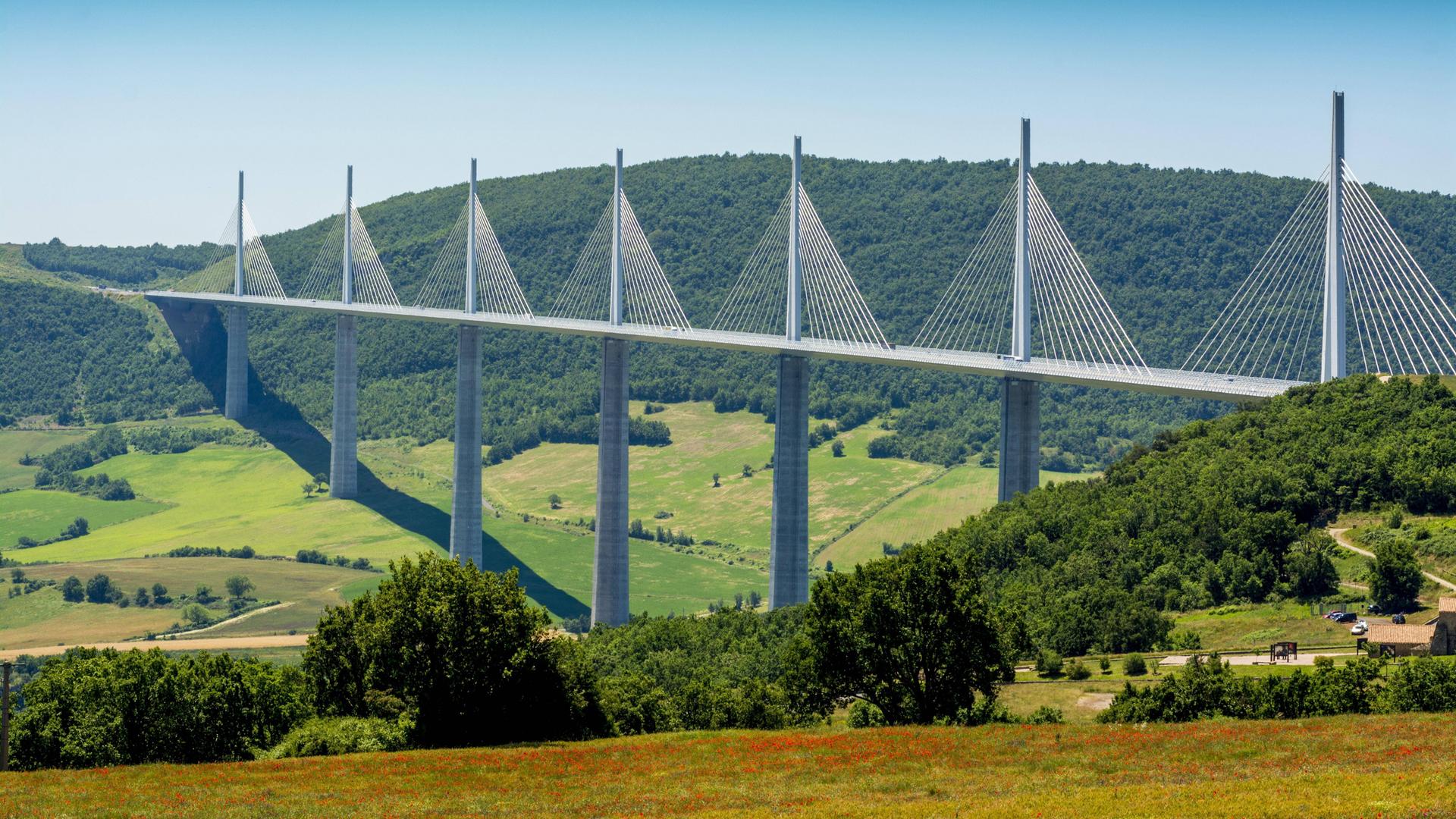 Das Viadukt von Millau überzieht imposant das Tal der Tarn im französischen Zentralmassiv.