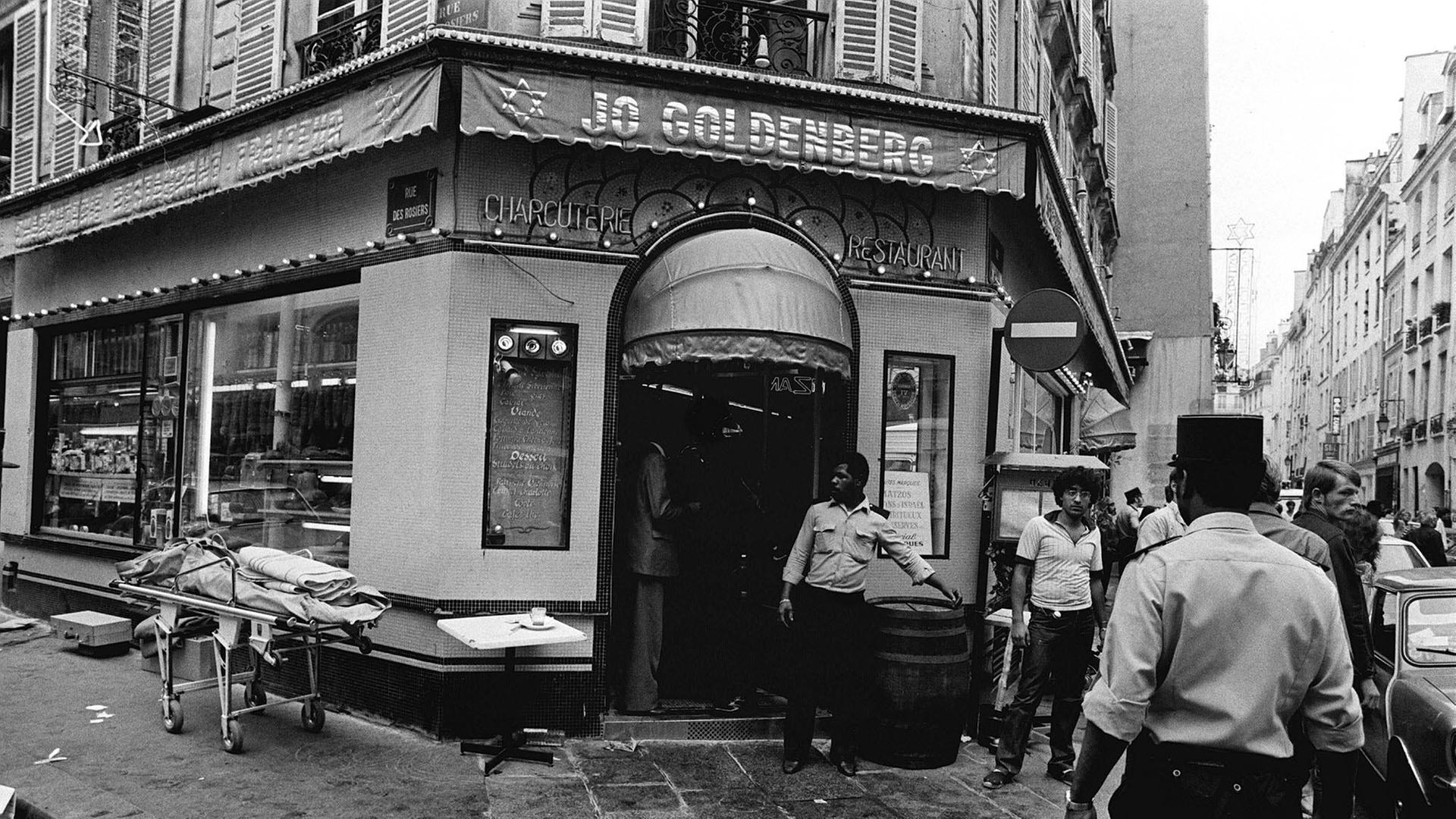 Das Restaurant "Jo Goldenberg" im Pariser Viertel Marais dem einstigen jüdischen Zentrum der Stadt nach dem Terroranschlag vom 9. August 1982 Das Restaurant "Jo Goldenberg" im Pariser Viertel Marais dem einstigen jüdischen Zentrum der Stadt nach dem Terroranschlag vom 9. August 1982