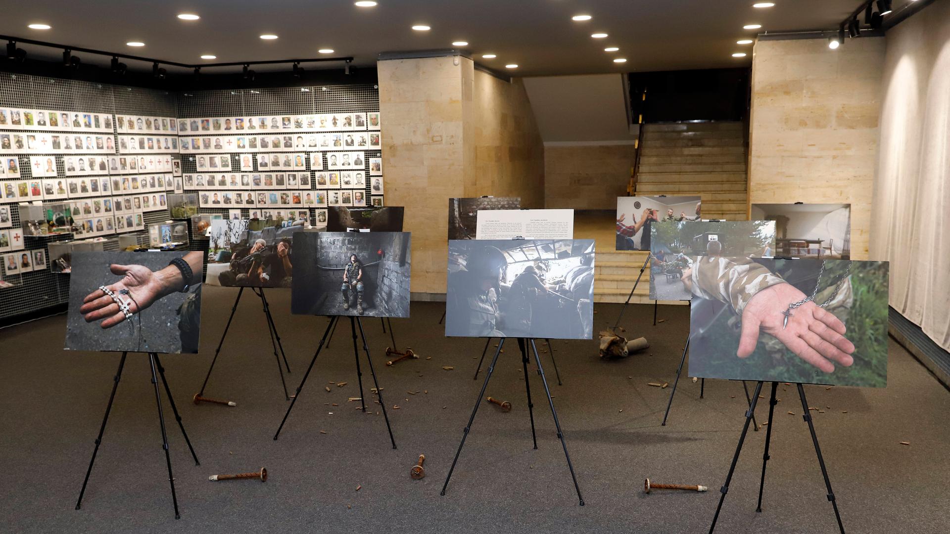 Mehrere Bilder auf Ständern, in einer Foto-Ausstellung Mehrere Bilder auf Ständern, in einer Foto-Ausstellung