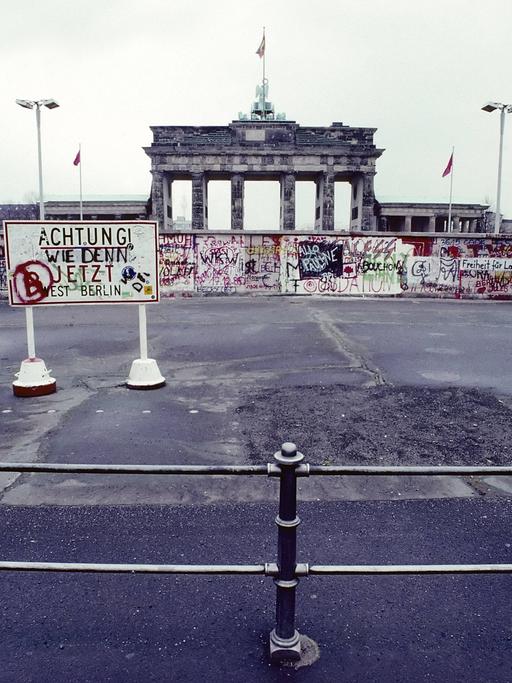 Blick auf die Berliner Mauer mit dem Brandeburger Tor dahinter. Anfang 1989.