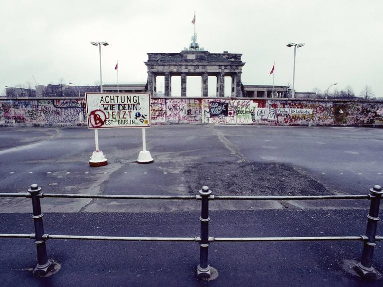Blick auf die Berliner Mauer mit dem Brandeburger Tor dahinter. Anfang 1989.