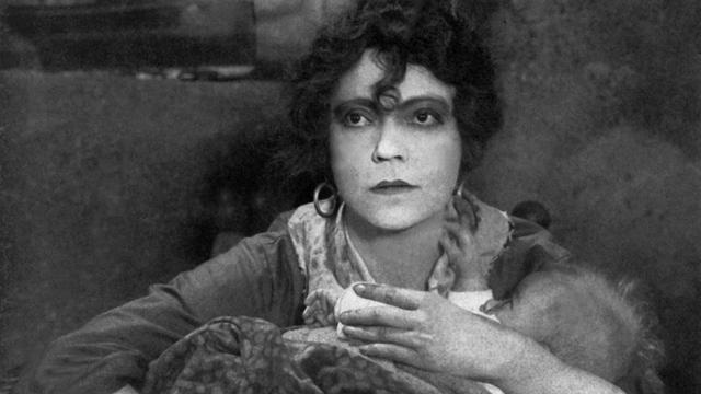 Asta Nielsen in dem Stummfilm "Haus am Meer" von 1924. Die 1881 in Kopenhagen geborene Schauspielerin wurde Deutschlands beliebtester Stummfilmstar