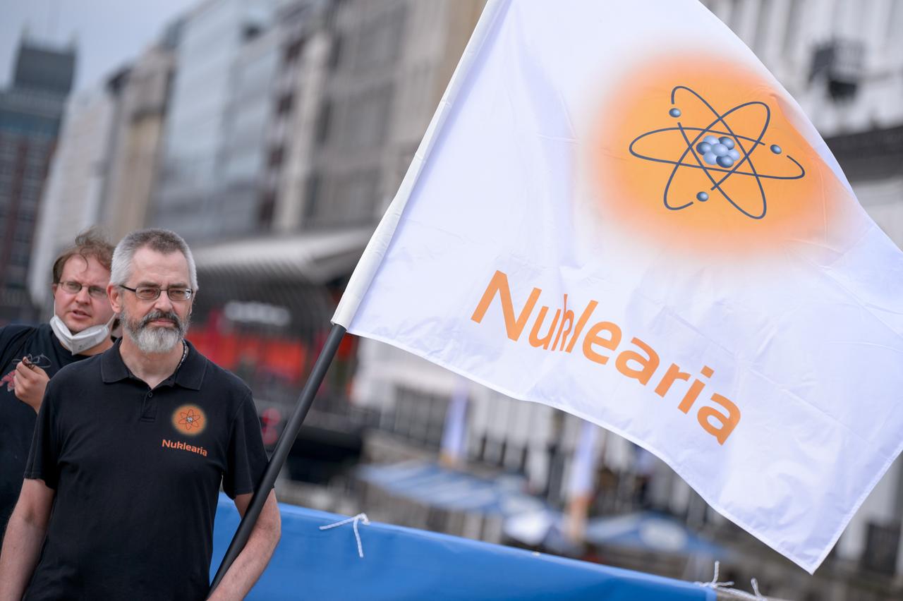Pro Kernkraft: Menschen demonstrieren für Kernenergie Pro Kernkraft: Menschen demonstrieren für Kernenergie