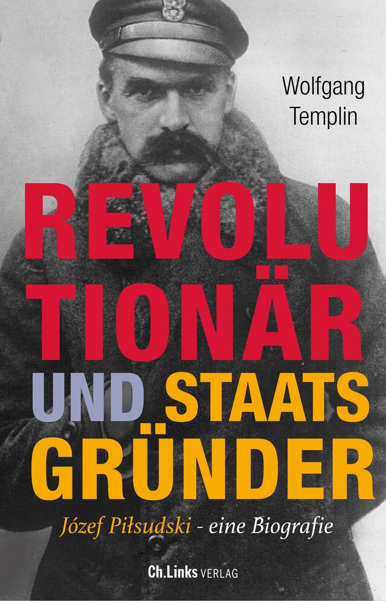 Das Cover zeigt ein Schwarzweißporträt des polnischen Staatsgründers Józef Piłsudski in militärischer Uniform. Das Cover zeigt ein Schwarzweißporträt des polnischen Staatsgründers Józef Piłsudski in militärischer Uniform.