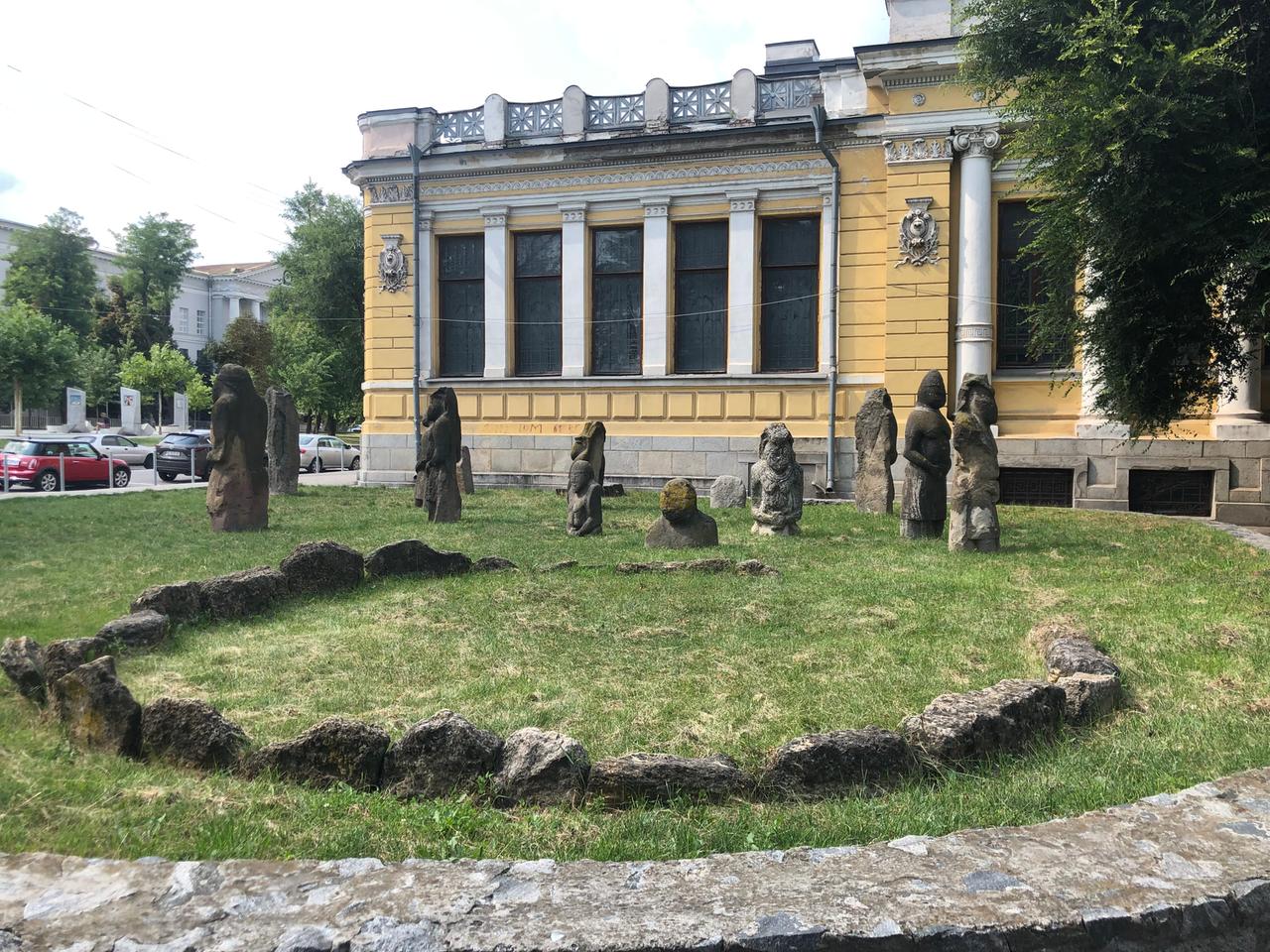Archäologische Figuren vor Historischem Museum Dnipro. Archäologische Figuren vor Historischem Museum Dnipro.