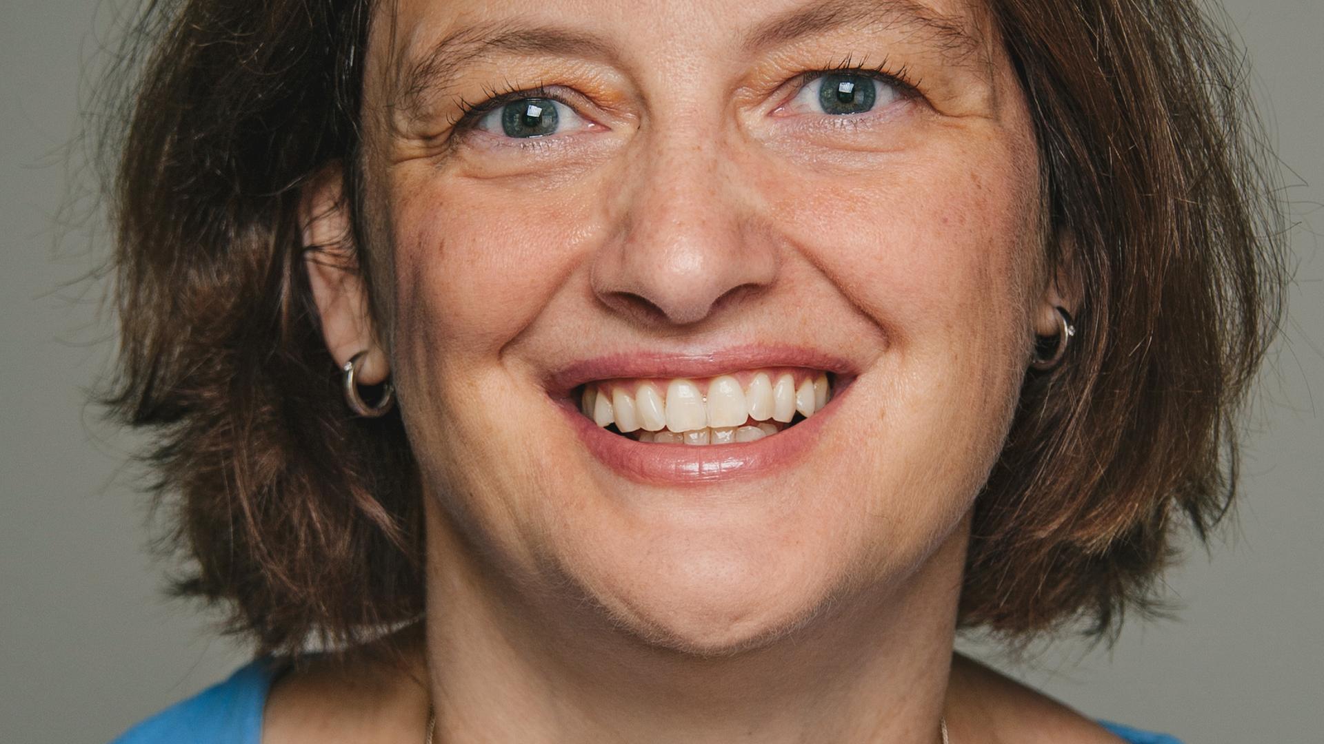 Ayala Goldmann lacht in die Kamera Ayala Goldmann lacht in die Kamera