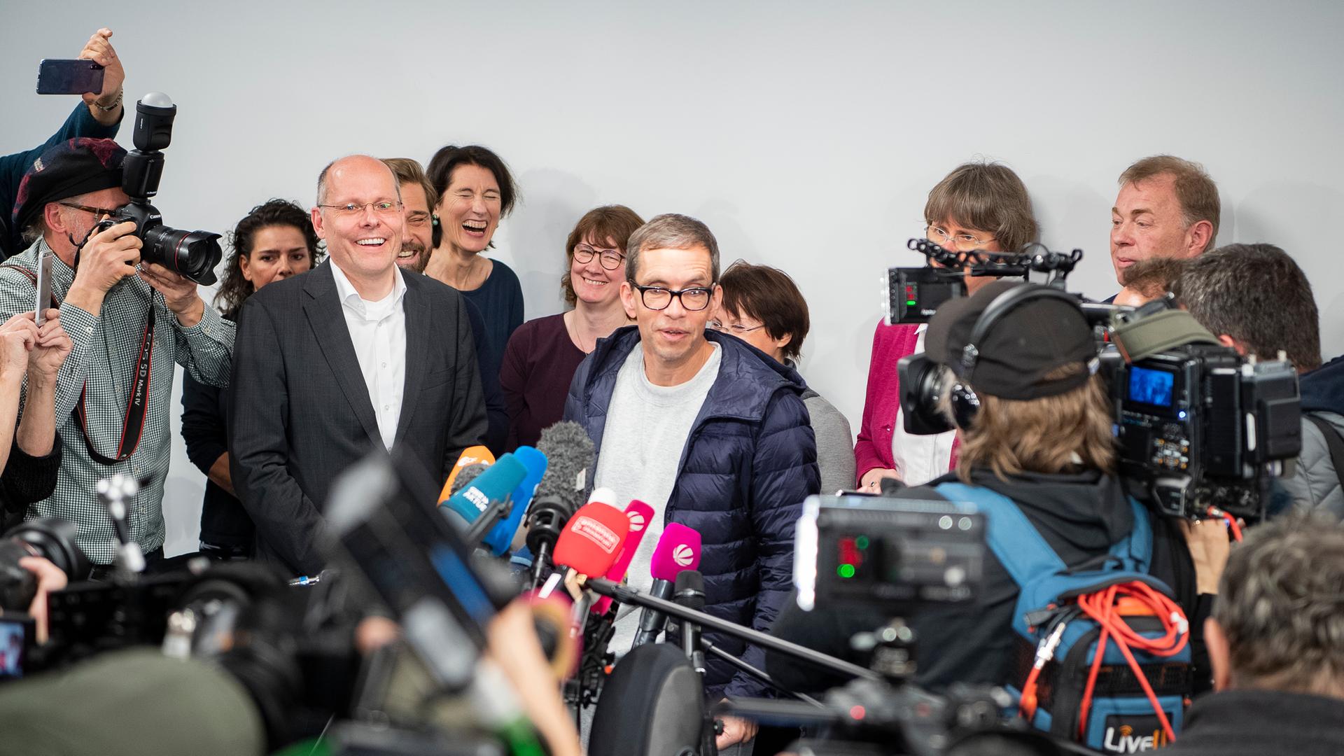 Jens Söring spricht auf einer Pressekonferenz zu Journalisten. Nach mehr als drei Jahrzehnten in Haft trifft der Diplomatensohn am Flughafen in Deutschland ein. Jens Söring spricht auf einer Pressekonferenz zu Journalisten. Nach mehr als drei Jahrzehnten in Haft trifft der Diplomatensohn am Flughafen in Deutschland ein.