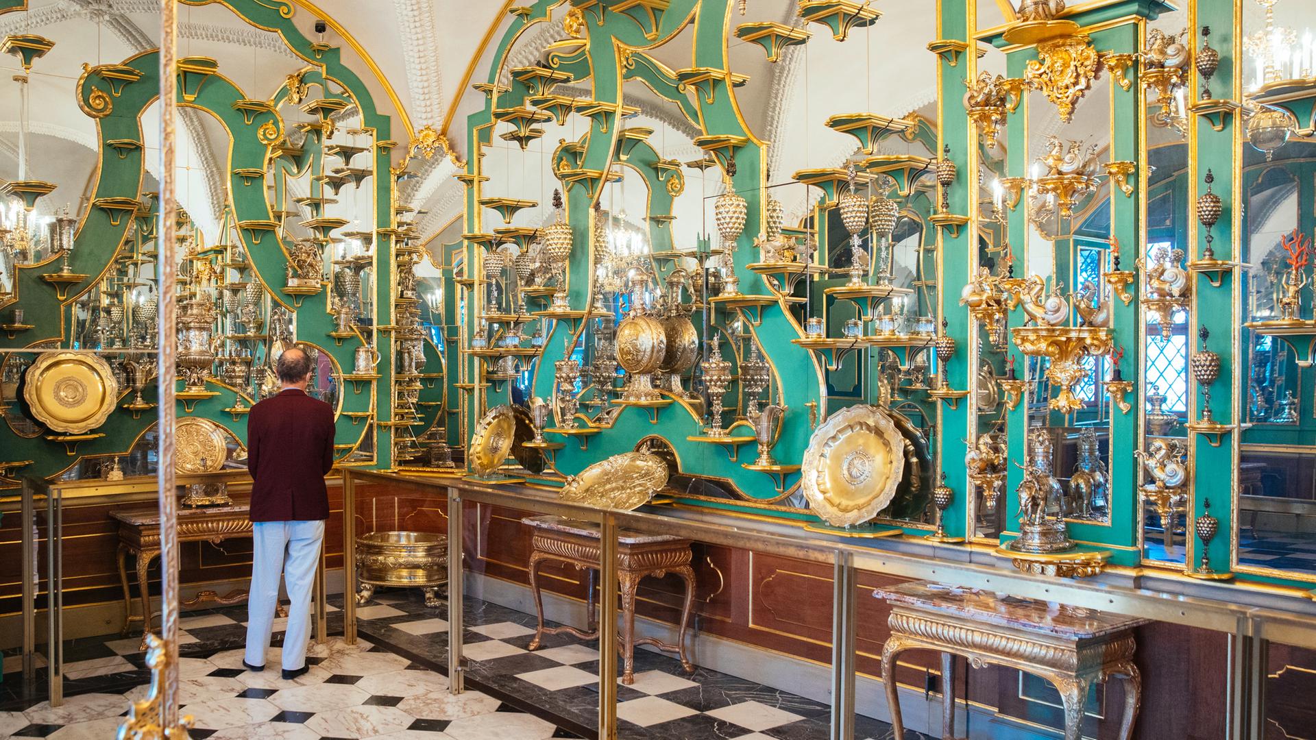 Ein Besucher schaut sich im Juwelenzimmer des Historischen Grünen Gewölbes im Residenzschloss in Dresden um, 2020. Ein Besucher schaut sich im Juwelenzimmer des Historischen Grünen Gewölbes im Residenzschloss in Dresden um, 2020.