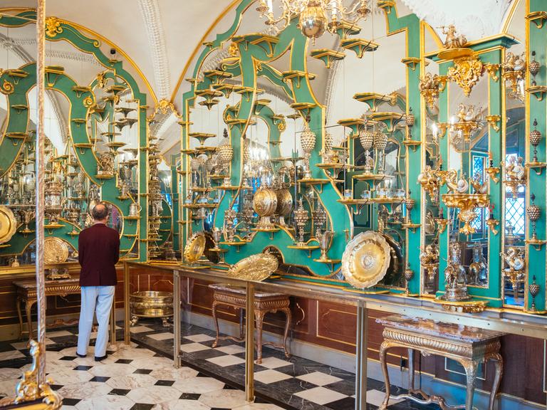 Ein Besucher schaut sich im Juwelenzimmer des Historischen Grünen Gewölbes im Residenzschloss in Dresden um.