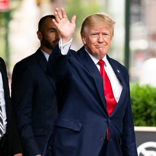 USA, New York: Donald Trump, ehemaliger Präsident der USA, winkt, als er den Trump Tower verlässt. Er ist auf dem Weg zur New Yorker Generalstaatsanwaltschaft, wo er im Rahmen einer zivilrechtlichen Untersuchung aussagen muss.