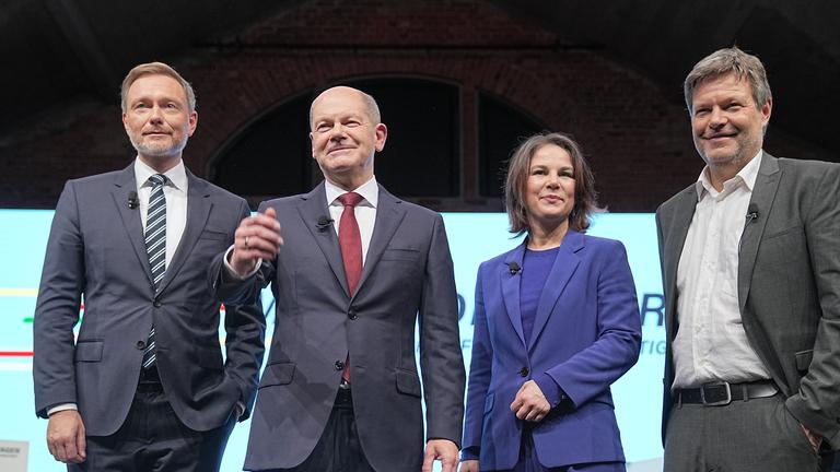 Berlin, Christian Lindner, Olaf Scholz, Annalena Baerbock und Robert Habeck stellen auf einer Pressekonferenz den gemeinsamen Koalitionsvertrag der Ampel-Parteien von SPD, Bündnis 90/Die Grünen und FDP für die künftige Bundesregierung vor. Berlin, Christian Lindner, Olaf Scholz, Annalena Baerbock und Robert Habeck stellen auf einer Pressekonferenz den gemeinsamen Koalitionsvertrag der Ampel-Parteien von SPD, Bündnis 90/Die Grünen und FDP für die künftige Bundesregierung vor.