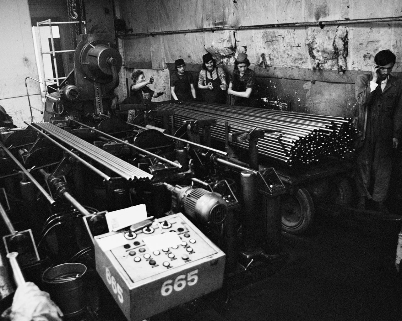 Schüler des Unterrichtsfaches Produktive Arbeit in einem Betrieb in Karl-Marx-Stadt 1975. Schüler des Unterrichtsfaches Produktive Arbeit in einem Betrieb in Karl-Marx-Stadt 1975.