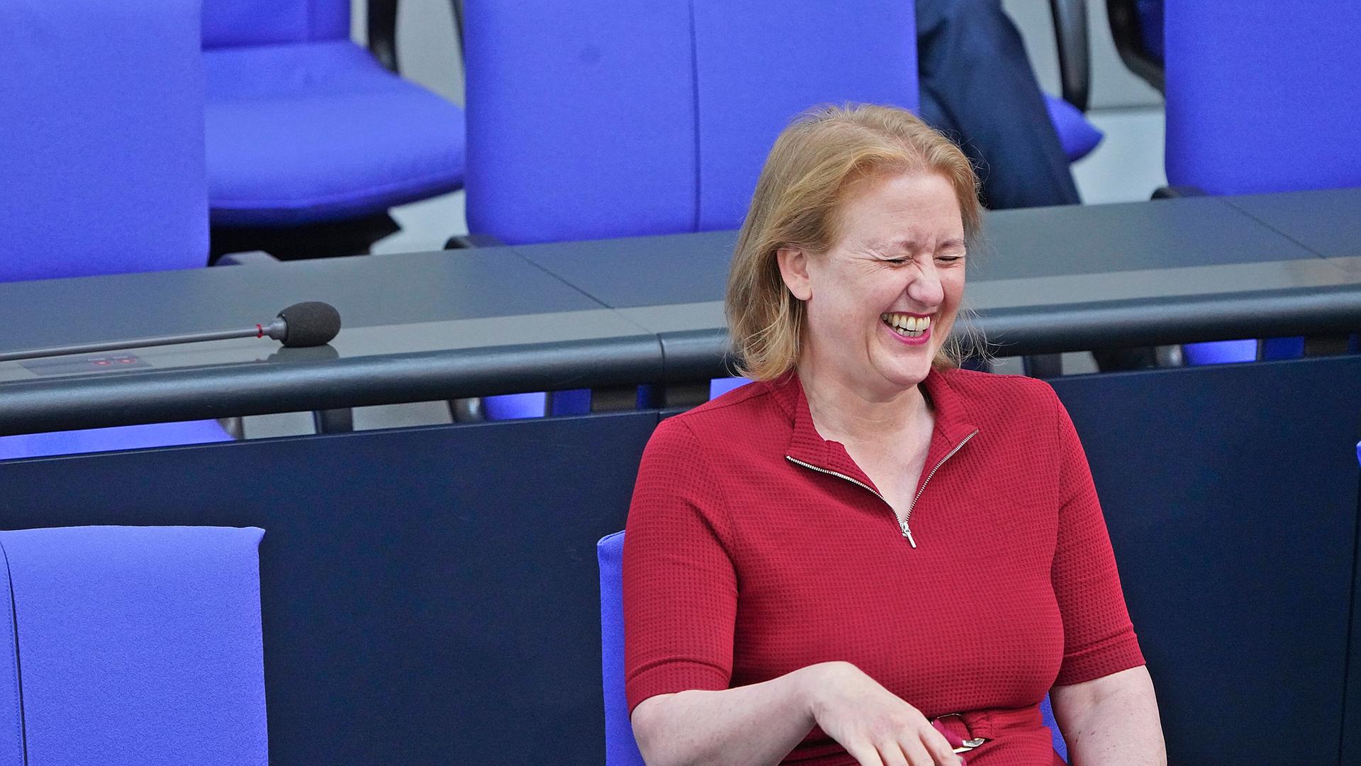 Herzlich lachend, Familienministerin Lisa Paus auf der Regierungsbank im Bundestag 6.7.2022 Herzlich lachend, Familienmi