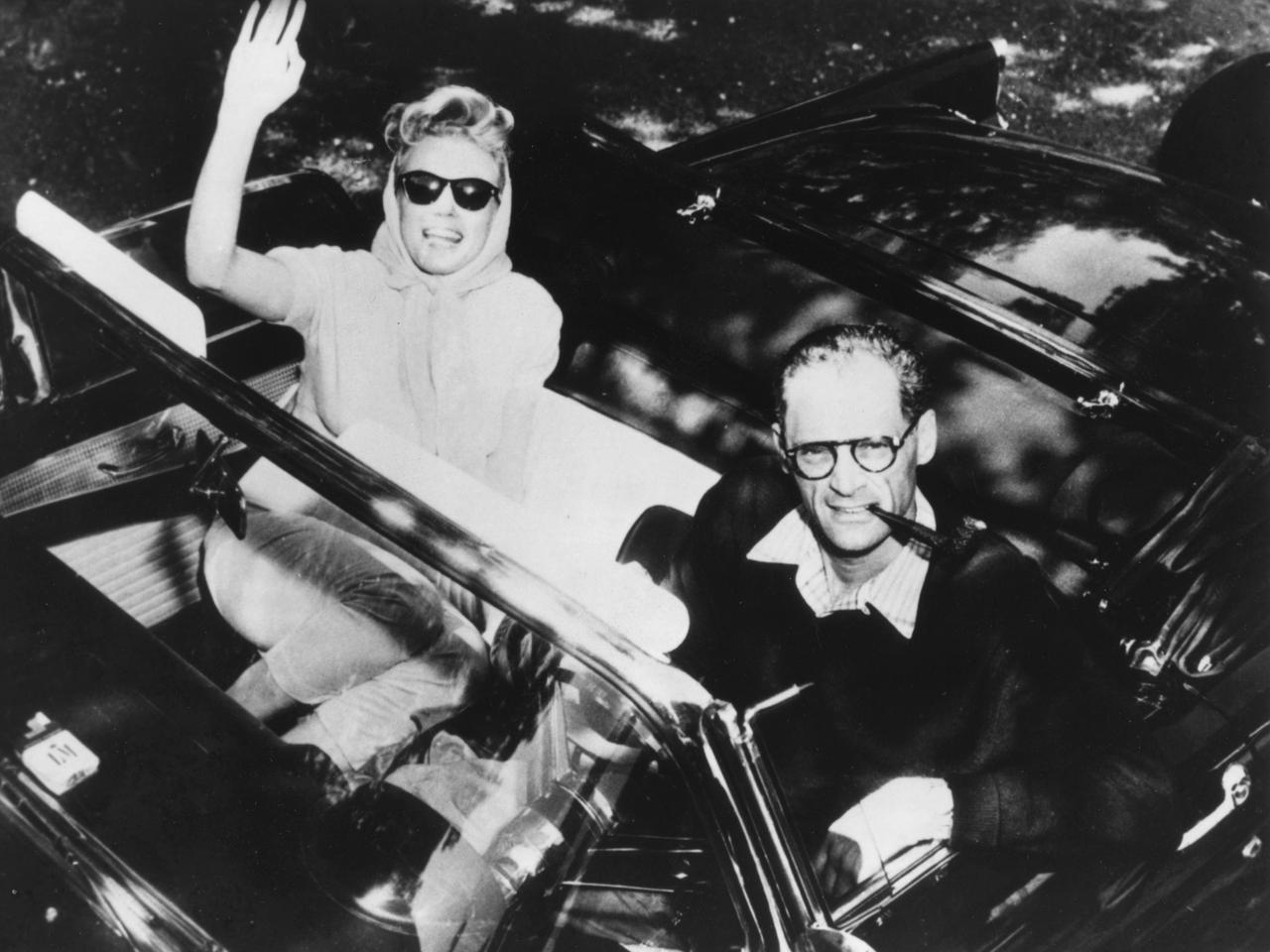 Marilyn Monroe und Arthur Miller sitzen 1956 in einem Cabrio.