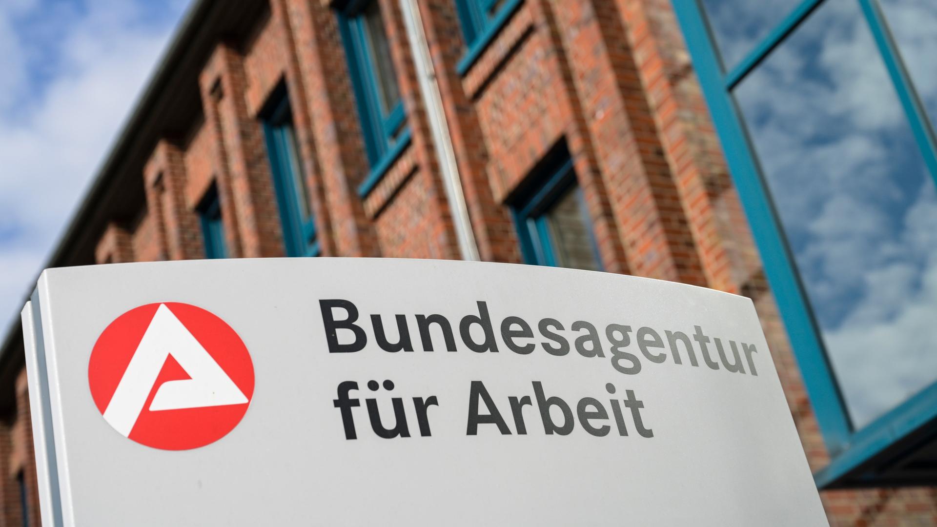 Das Schild der Agentur für Arbeit in Uelzen, Niedersachsen Das Schild der Agentur für Arbeit in Uelzen, Niedersachsen