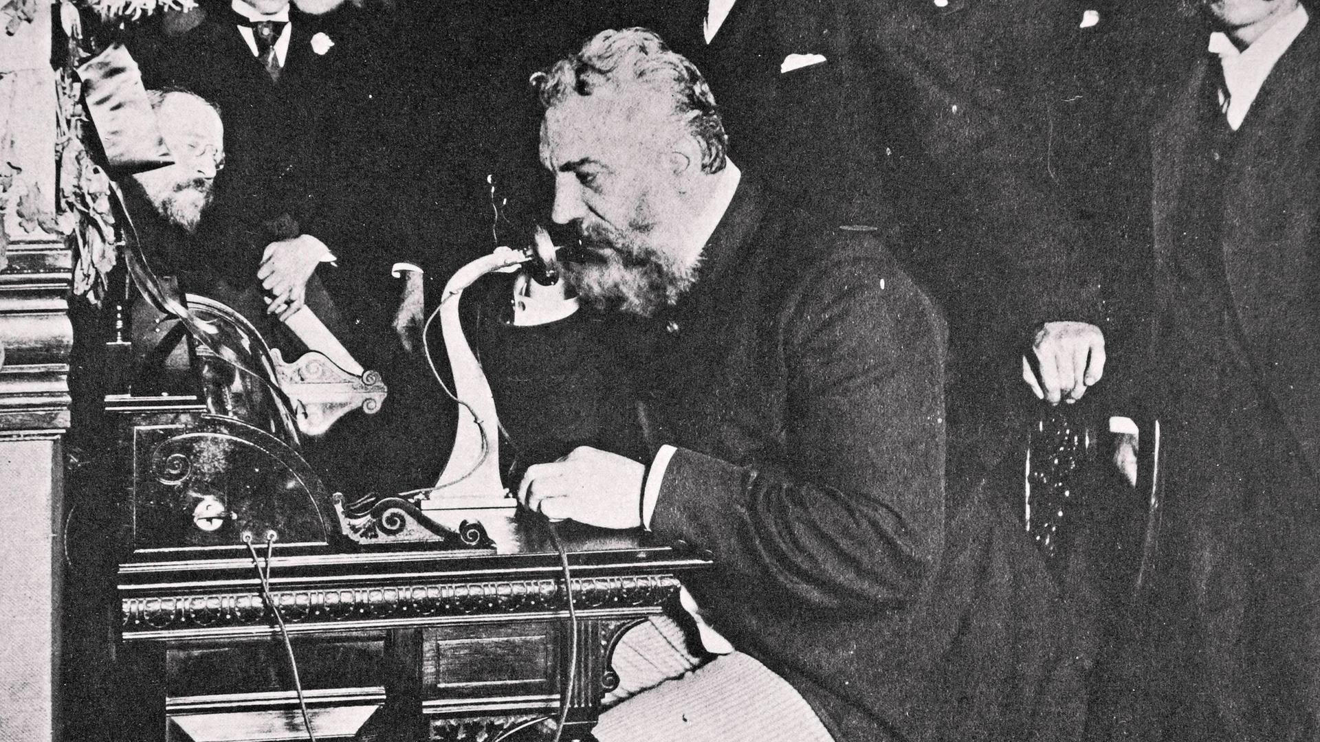Alexander Graham Bell führt das erste Telefongespräch zwischen New York und Chicago, USA, 1892. Der in Schottland geborene amerikanische Erfinder Alexander Graham Bell (1847-1922) führte am 5. Juni 1875 die erste verständliche Telefonübertragung durch. Er ließ das Gerät 1876 als Telefon patentieren.