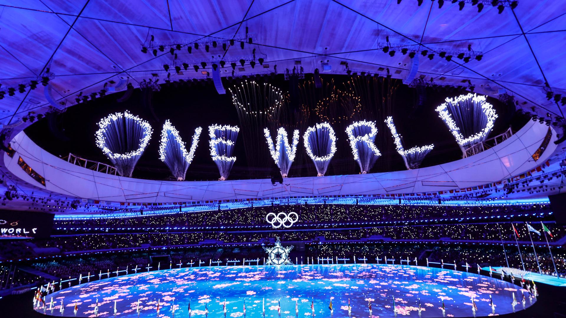 Bei der Abschlussfeier der Olympischen Winterspiele in Peking wird über dem Stadion durch ein Feuerwerk der Schriftzug "One World" hergestellt. Bei der Abschlussfeier der Olympischen Winterspiele in Peking wird über dem Stadion durch ein Feuerwerk der Schriftzug "One World" hergestellt.
