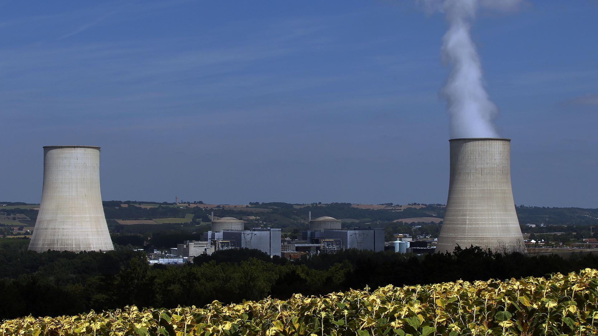 Zwei Kühltürme des Atomkraftwerks Golfech in Frankreich Zwei Kühltürme des Atomkraftwerks Golfech in Frankreich