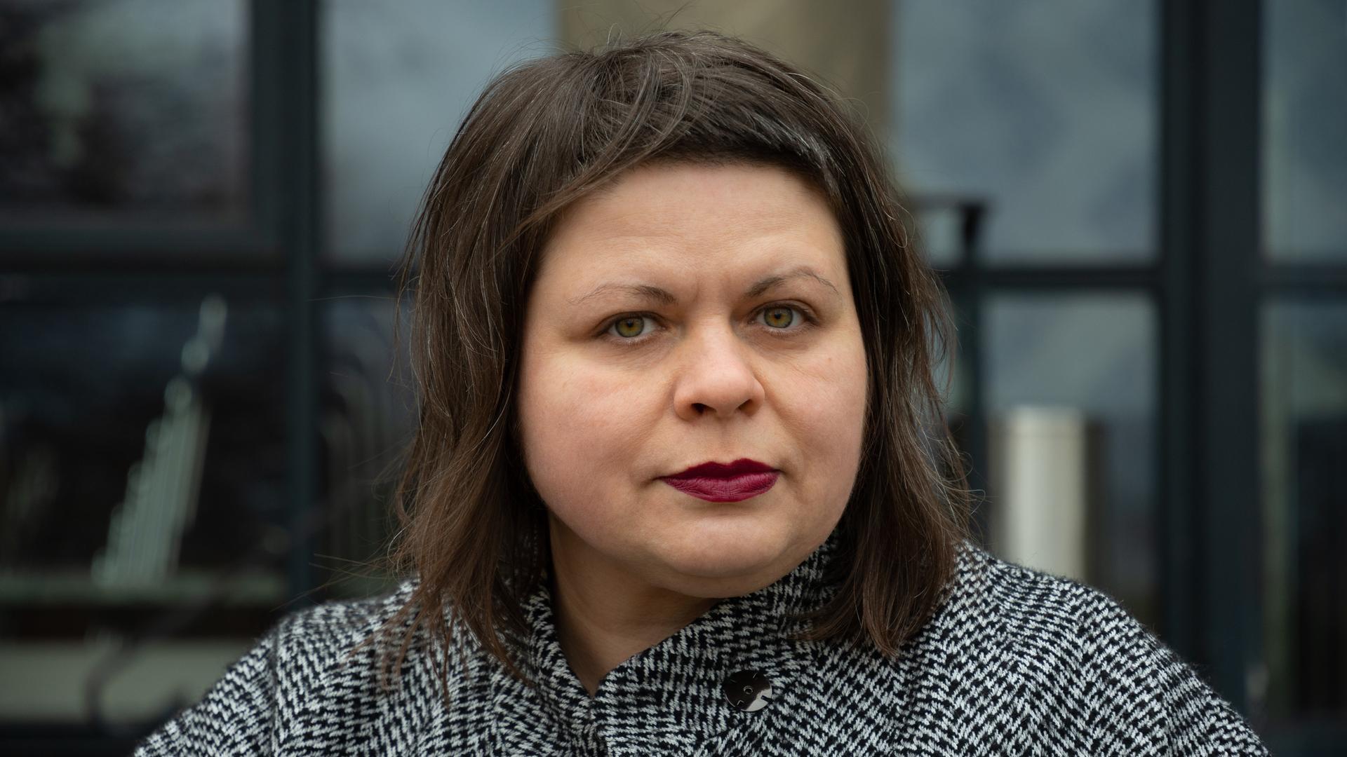 Porträt der Übersetzerin Iryna Herasimovich mit schulterlangem dunklen Haar und rotem Lippenstift