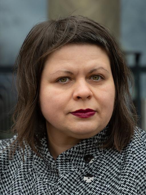 Porträt der Übersetzerin Iryna Herasimovich mit schulterlangem dunklen Haar und rotem Lippenstift