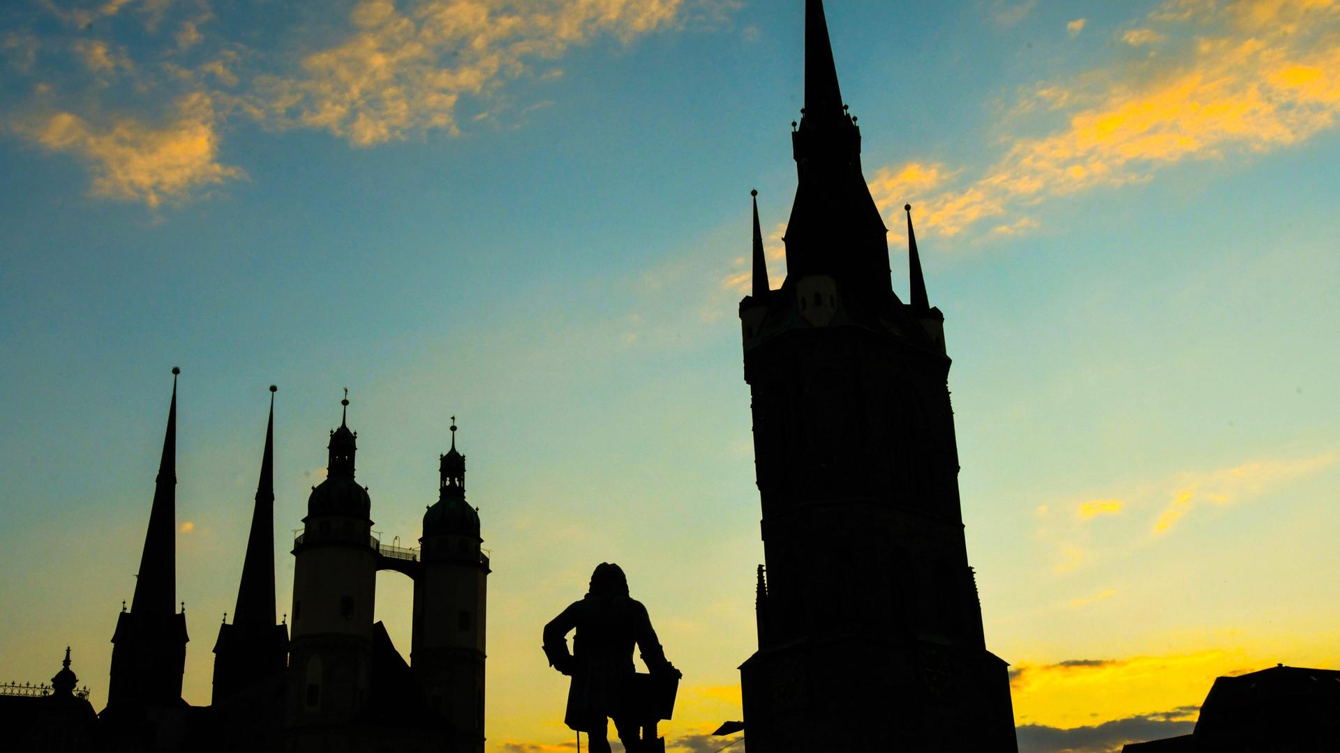 Händeldenkmal und Fünftürme-Ensemble auf dem Marktplatz in Halle Händeldenkmal und Fünftürme-Ensemble auf dem Marktplatz in Halle