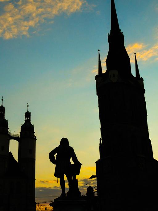 Händeldenkmal und Fünftürme-Ensemble auf dem Marktplatz in Halle