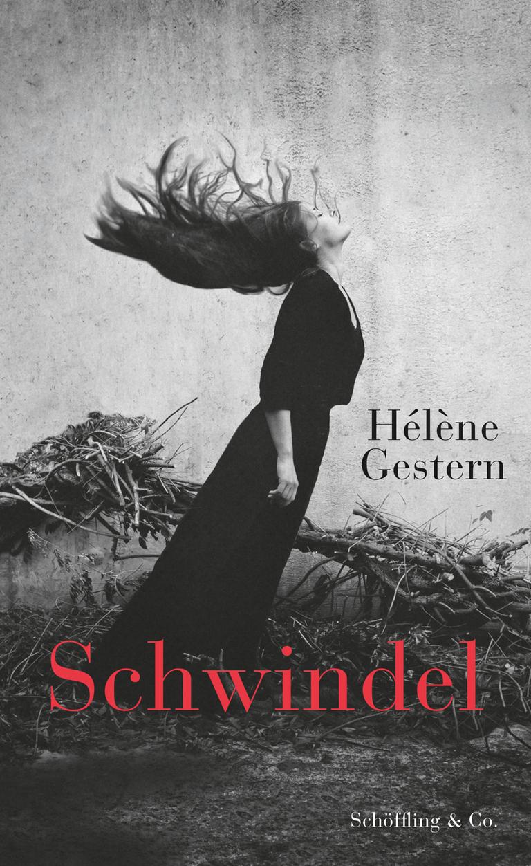 Eine Frau in Schwarz mit wehenden Haaren steht im Gestrüpp. Eine Frau in Schwarz mit wehenden Haaren steht im Gestrüpp.