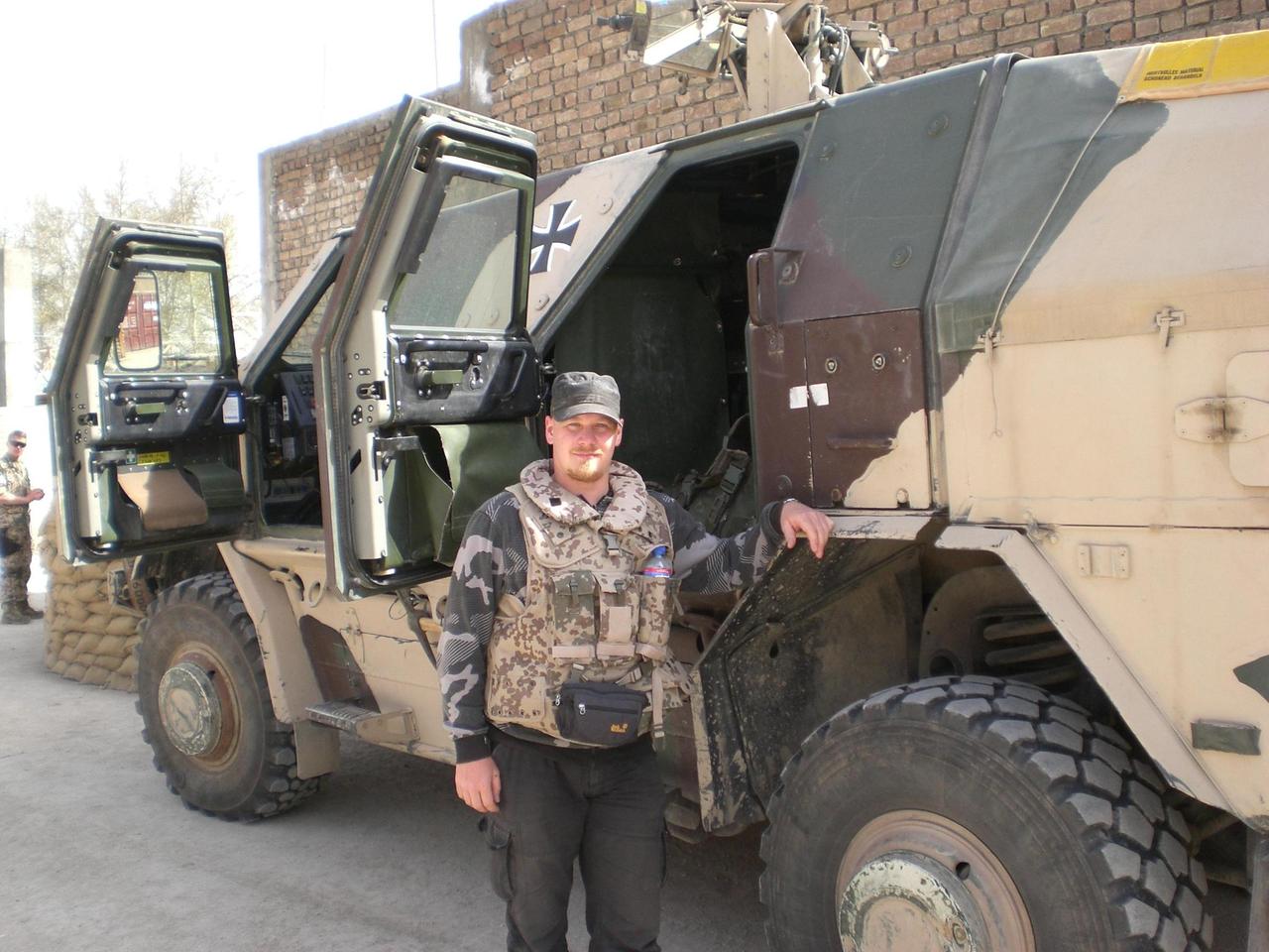 Ein deutscher Soldat steht in Uniform vor einem Panzer der Bundeswehr und schaut freundlich in die Kamera. Ein deutscher Soldat steht in Uniform vor einem Panzer der Bundeswehr und schaut freundlich in die Kamera.