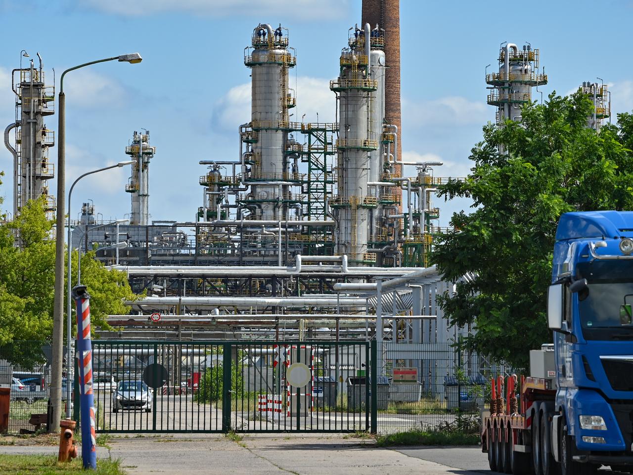 Anlagen zur Rohölverarbeitung auf dem Gelände der PCK-Raffinerie GmbH: Sie ist vom Öl-Embargo gegen Russland besonders betroffen. Sie gehört mehrheitlich der deutschen Tochter des russischen Staatskonzerns Rosneft, wo in erster Linie russisches Öl aus der Druschba-Pipeline verarbeitet wird. Anlagen zur Rohölverarbeitung auf dem Gelände der PCK-Raffinerie GmbH: Sie ist vom Öl-Embargo gegen Russland besonders betroffen. Sie gehört mehrheitlich der deutschen Tochter des russischen Staatskonzerns Rosneft, wo in erster Linie russisches Öl aus der Druschba-Pipeline verarbeitet wird.