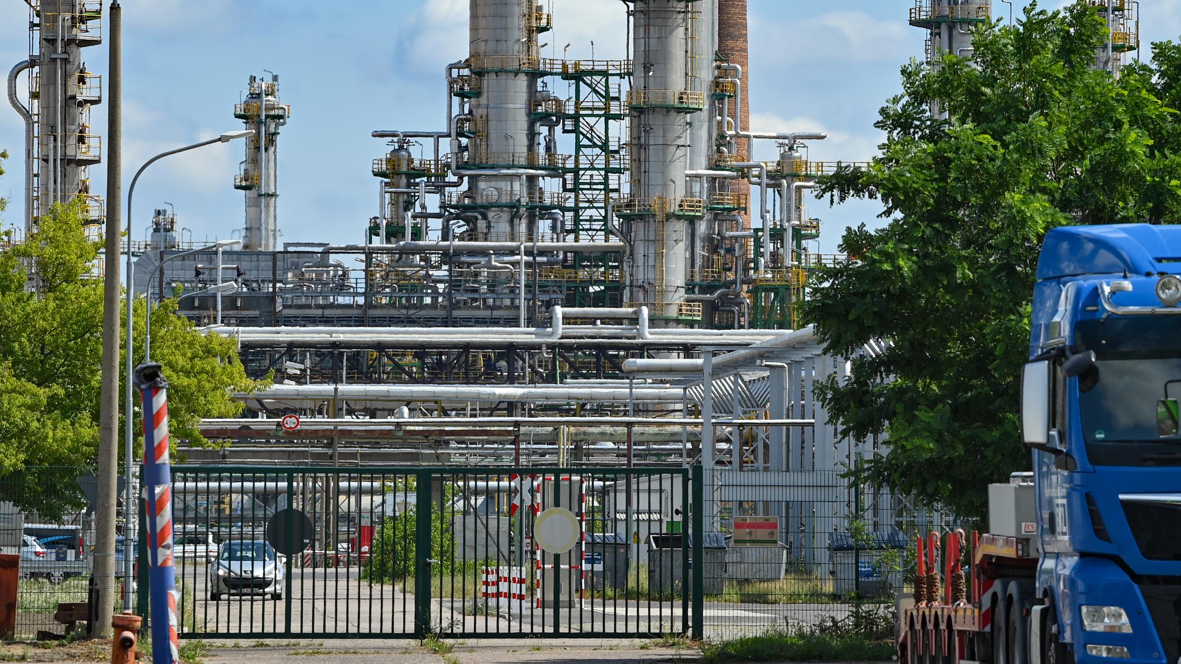 Anlagen zur Rohölverarbeitung auf dem Gelände der PCK-Raffinerie GmbH: Sie ist vom Öl-Embargo gegen Russland besonders betroffen. Sie gehört mehrheitlich der deutschen Tochter des russischen Staatskonzerns Rosneft, wo in erster Linie russisches Öl aus der Druschba-Pipeline verarbeitet wird.