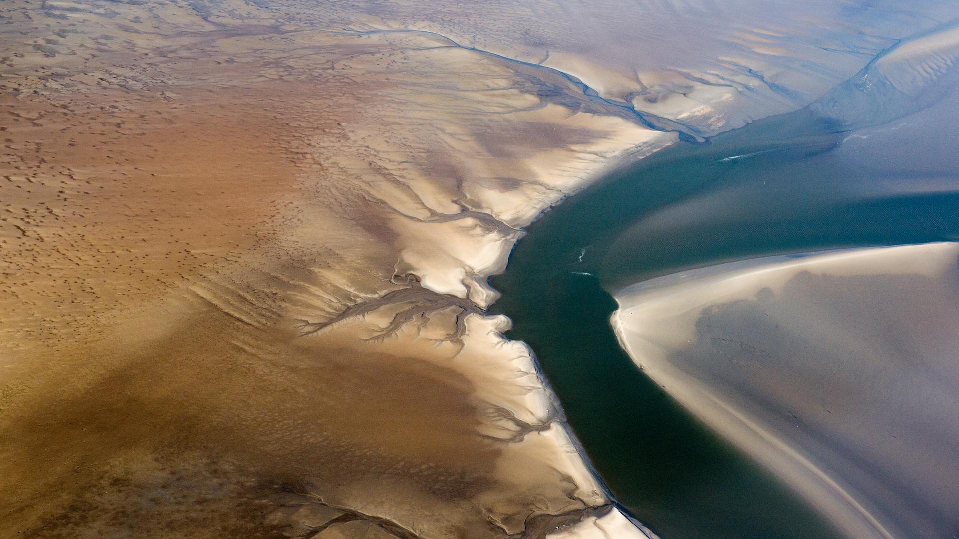 Sandbänke und Priele im Wattenmeer, aufgenommen aus der Luft, während eines Fluges von der Nordseeinsel Helgoland nach Büsum. Sandbänke und Priele im Wattenmeer, aufgenommen aus der Luft, während eines Fluges von der Nordseeinsel Helgoland nach Büsum.
