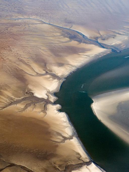 Sandbänke und Priele im Wattenmeer, aufgenommen aus der Luft, während eines Fluges von der Nordseeinsel Helgoland nach Büsum.