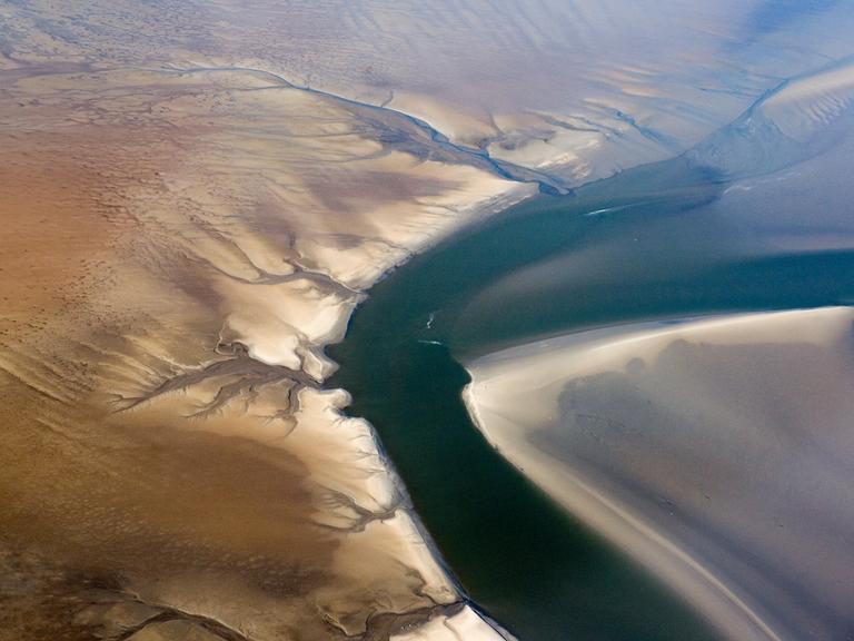 Sandbänke und Priele im Wattenmeer, aufgenommen aus der Luft, während eines Fluges von der Nordseeinsel Helgoland nach Büsum.