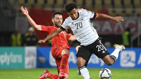 Nordmazedonien, Skopje: Fußball: Deutschlands Karim Adeyemi (r) und Nordmazedoniens Erdal Rakip im Kampf um den Ball.