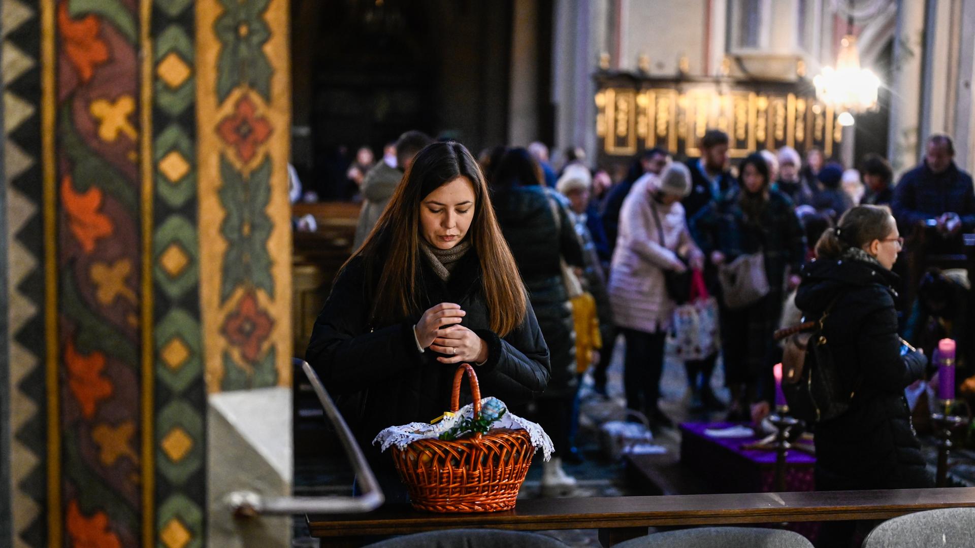 Eine Frau während der Segnung mit ihrem Osterkorb in einer Kirche der ukrainischen Stadt Lwiw. Eine Frau während der Segnung mit ihrem Osterkorb in einer Kirche der ukrainischen Stadt Lwiw.