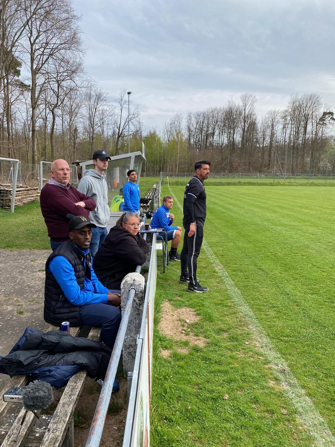 Menschen am Rande des Fußballplatzes, bei der Trainerbank Menschen am Rande des Fußballplatzes, bei der Trainerbank