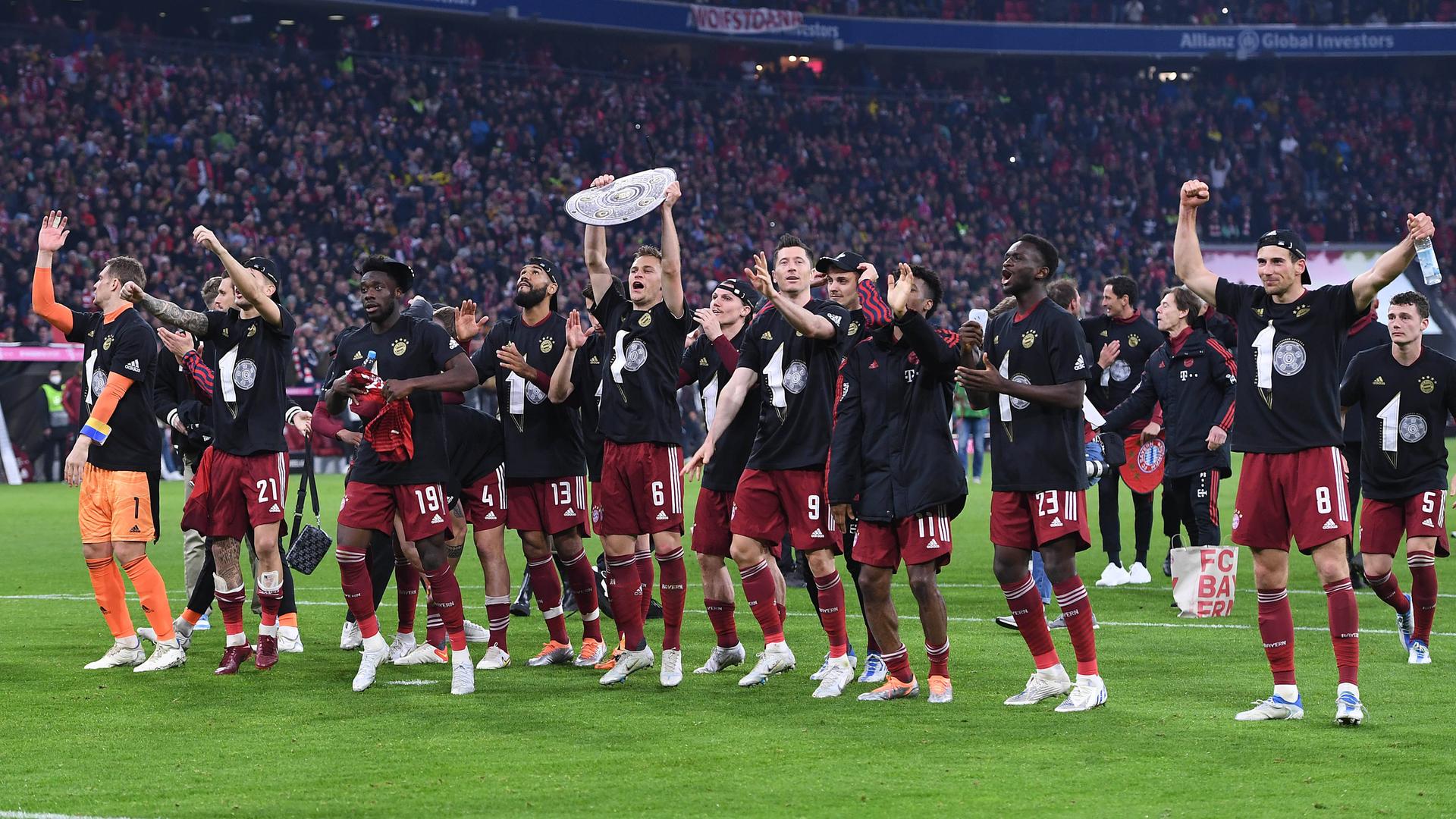 Bayern München feiert den Meistertitel. Bayern München feiert den Meistertitel.