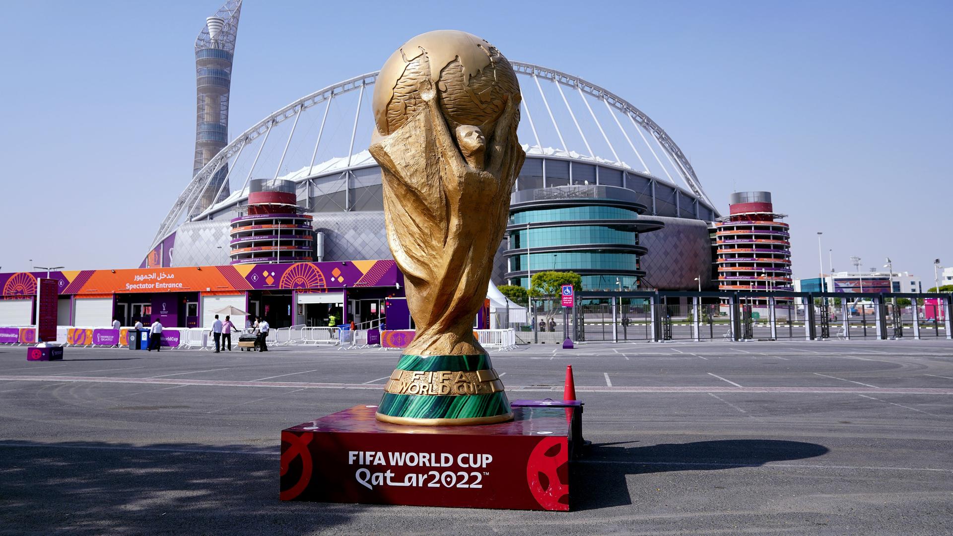 Eine Nachbildung des FIFA World Cups vor dem Khalifa International Stadium in Katar Eine Nachbildung des FIFA World Cups vor dem Khalifa International Stadium in Katar