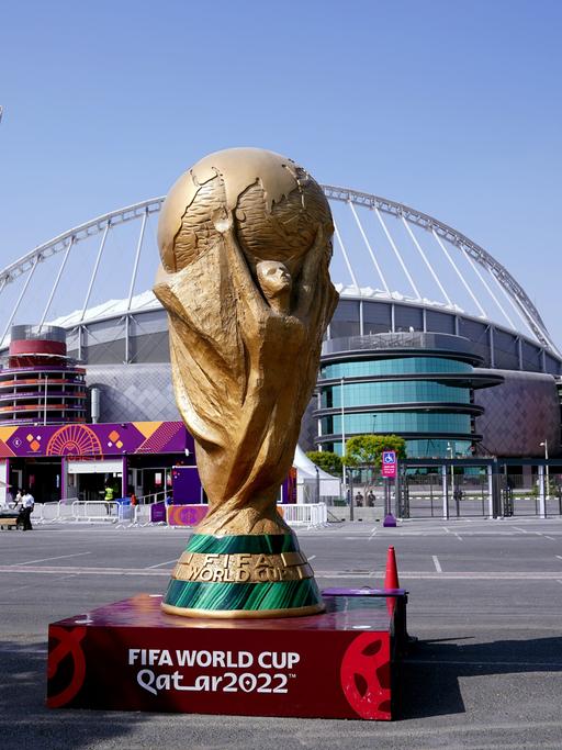 Eine Nachbildung des FIFA World Cups vor dem Khalifa International Stadium in Katar