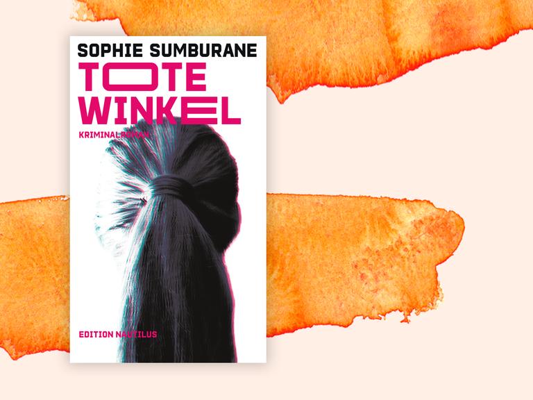 Das Cover des Krimis "Tote Winkel" von Sophie Sumbrane vor einem grafischen, orange-gelben Hintergrund.  Das Cover zeigt in einer schwarzweißen Aufnahme einen Frauenkopf mit Pferdeschwanz von hinten.